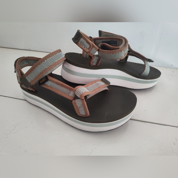 Teva Women's Olive Flatform Universal Mesh Print Strappy Sandals | Size 9 - Picture 2 of 7